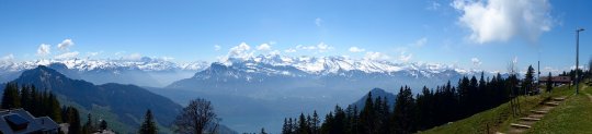 Die Zentralschweizer Alpen, stets im Blick auf dem Weg zum Dossen.