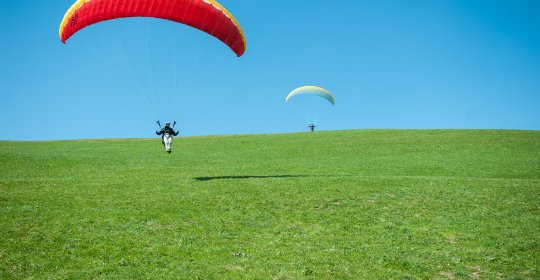 The paraglider training begins on a hill. Getting a perfect starting and landing technique is the goal.