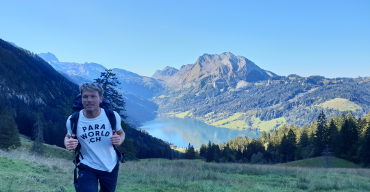 Domi im Aufstieg, im Hintergrund der Wägitalersee und der Fluebrig.