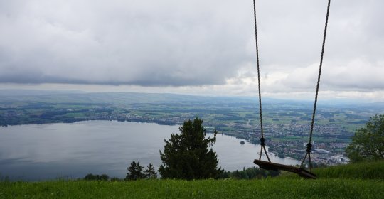 Gleich nach der Kaltfront und vor dem Regen. Blick vom Zugi in Richtung W und tiefbasigen Schauerwolken. Dahinter zeichnet sich jedoch Hoffnung ab.