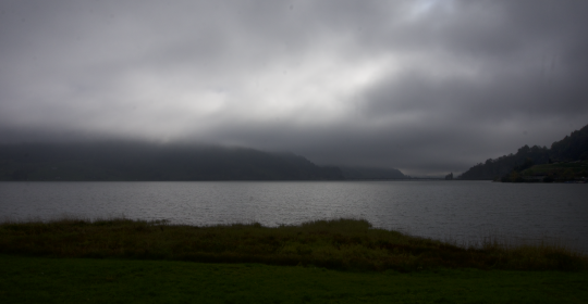 Unten grau, oben blau?
Am Sihlsee drückt die Sonne.