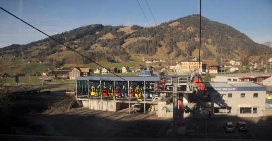 Von Sattel weg mit der Drehgondelbahn auf den Mostelberg.