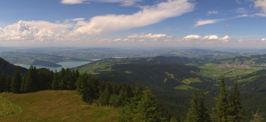 15.00 Uhr: Der Blick vom Wildspitz richtung NW. Der Zugerberg in der Bildmitte. Die Wolken laden zum Fliegen ein.