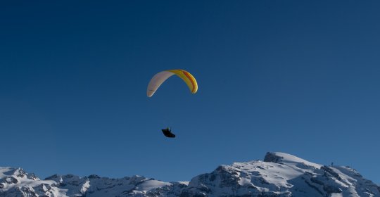 Der Alpina in der Thermik am Brunni in Engelberg.