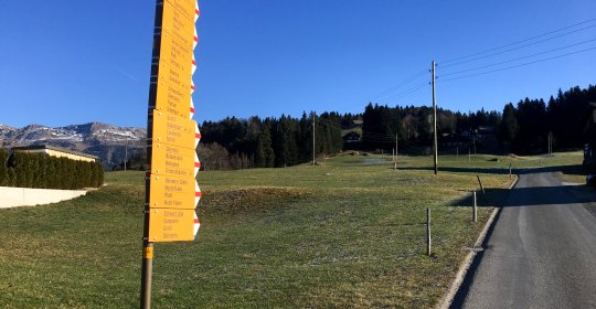 Ein Berg, viele Schilder.