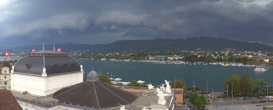 Blick übers Opernhaus in Richtung Üetliberg.